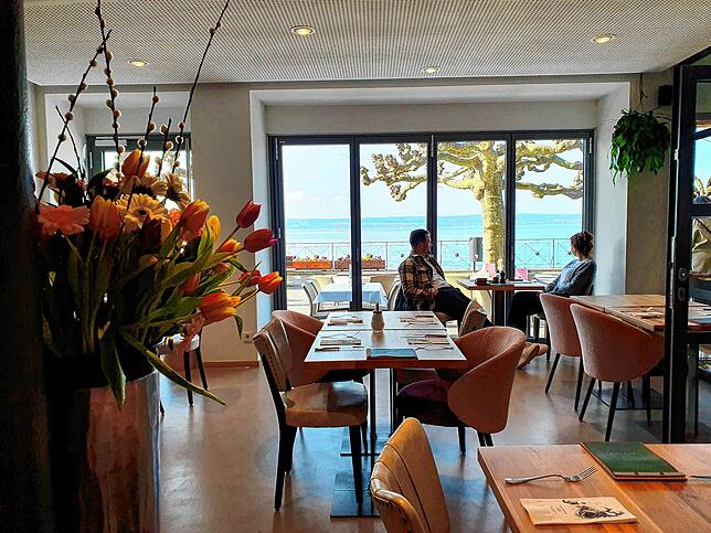 Besucher haben im Bacchus Blick auf den Bodensee.
