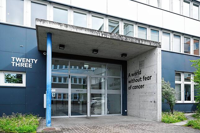 „Eine Welt ohne Angst vor Krebs“ – die Aufschrift beim Eingang von Varian in Dättwil.