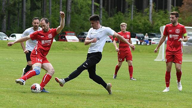 Der Königsfelder Thomas Winkler (links) versucht, sich gegen den Weilersbacher Massimiliano Intili durchzusetzen. Königsfeld kam gegen ...