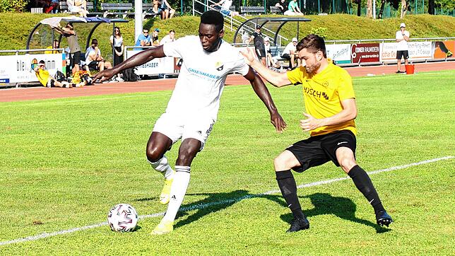 Offensivdrang: Der Laufenburger Verteidiger Paul Mendy (links) war bei seinen Vorstößen am rechten Flügel kaum zu bremsen. Nach ...