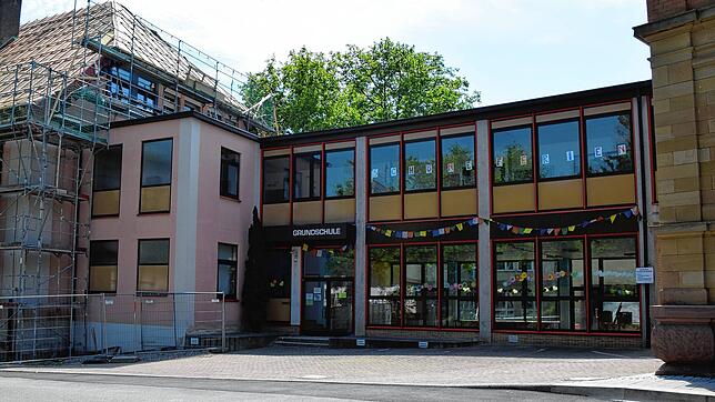 Der Zwischenbau der Grundschule Stockach wird abgerissen und neu gebaut. Dieses Foto entstand im Sommer 2020.