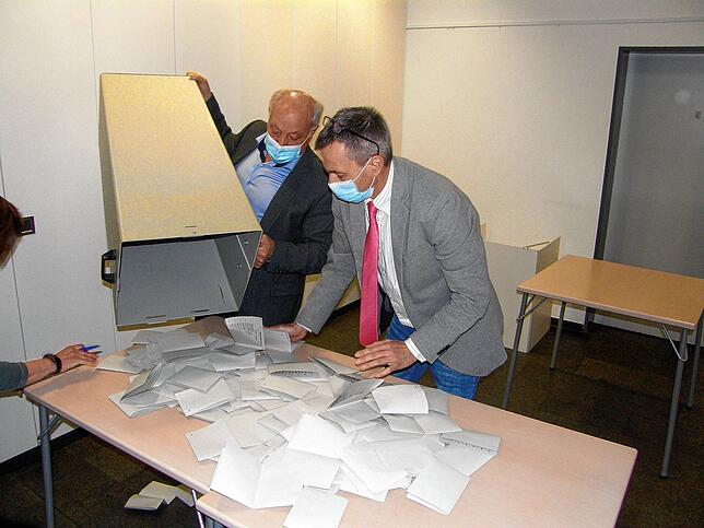 Der Abend könnte länger dauern für die Wahlhelferinnen und Wahlhelfer. Doch in Allensbach ging es schneller als erwartet: Nachdem es ...