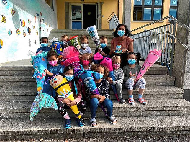 Die Erstklässler der Klasse E3 waren stolz darauf, Klassenlehrerin Daniela Ecker ihre bunten Schultüten zeigen zu können.
