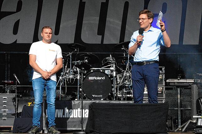 Bürgermeister Marcus Röwer und Bunkervorsitzender Florian Sapper auf der Bühne beim 35. Geburtstages des Volkertshausener Jugendtreffs.