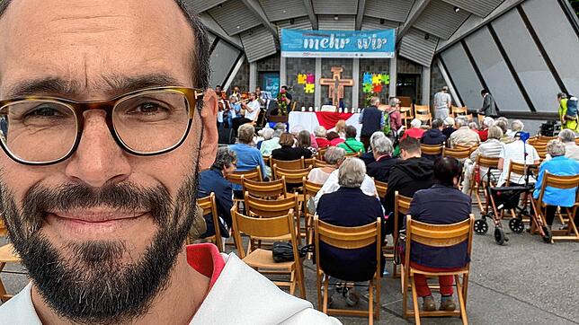 Den Stadtkirchentag der evangelischen und katholischen Kirche, hier an der Musikmuschel, hat Pastoralreferent Philip Heger mit organisiert.
