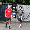 Ein Sicherheitsmann begleitet Topspieler Mohamed Salah Richtung Hafen.
