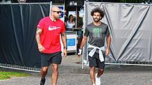 Ein Sicherheitsmann begleitet Topspieler Mohamed Salah Richtung Hafen.