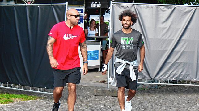 Ein Sicherheitsmann begleitet Topspieler Mohamed Salah Richtung Hafen.
