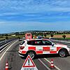 Auf dem B27-Zubringer bei Allmendshofen hat es gekracht. Ursache ist ein Metallteil auf der Fahrbahn.