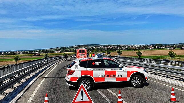 Auf dem B27-Zubringer bei Allmendshofen hat es gekracht. Ursache ist ein Metallteil auf der Fahrbahn.