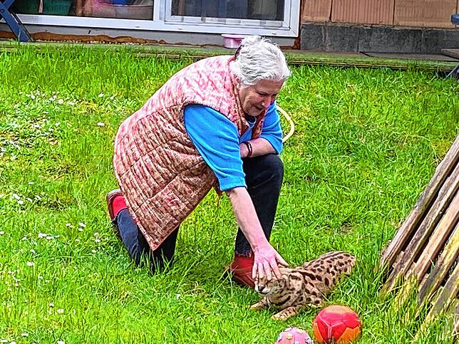 Nada Lange kennt ihre Lieblinge gut. Serval-Dame Ayomi lässt sich sogar von ihr streicheln. Vorsicht ist dabei aber immer angebracht.
