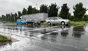 Starkregen im Kreis Konstanz: An der Kreuzung B33/Reichenaustraße am Ortseingang Konstanz spritzt das Wasser, wenn Autos und Lastwagen ...