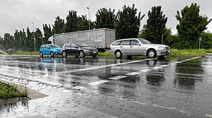 Starkregen im Kreis Konstanz: An der Kreuzung B33/Reichenaustraße am Ortseingang Konstanz spritzt das Wasser, wenn Autos und Lastwagen ...