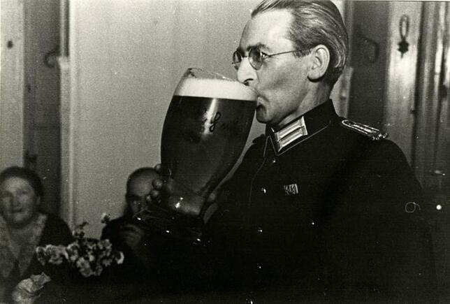 Die allzeit durstige Feuerwehr: Rituale wie das „Stiefeltrinken“ festigten das Klischee (Aufnahme aus den 1930er-Jahren).