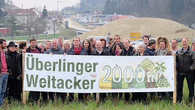 Die Initiatoren des Überlinger Weltackers: Benjamin Fäth, Benedikt Härlin, Martin Hahn, Nikola Patzel, Ilsabé Zucker und Walter Sorms in ...