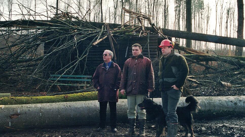 Begutachtung der Sturmschäden im Jestetter Zipfel nach dem Orkan Lothar am 26. Dezember 1999 im Gewann Breitenhaag zwischen Jestetten ...