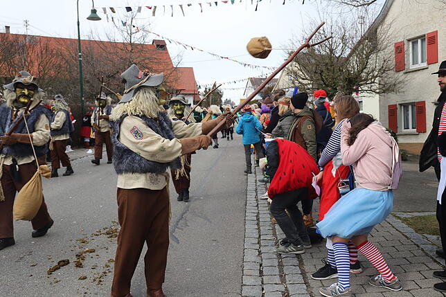 Die Hebsack-Geister sorgten mit ihren Säcken immer wieder für eingezogene Köpfe unter den närrischen Zuschauern.