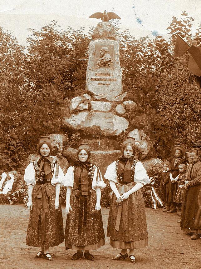 Die drei Schwarzwaldmädel Kerner, Kaiser und Trunkenbolz, die dem Großherzog im Rathaussaal einen Imbiss reichten. Oben rechts ist die ...