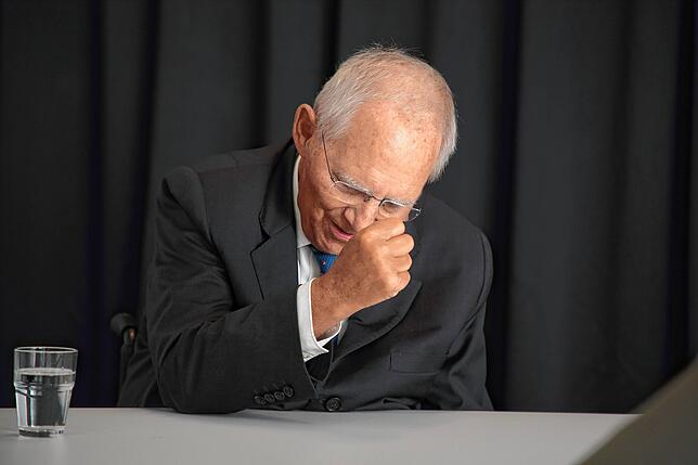 Wolfgang Schäuble gestikuliert beim Gespräch mit dem SÜDKURIER. Am Rande eines Wahlkampftermins in Beuren an der Aach war dafür Zeit.