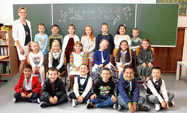 Nicole Hellstern (links) ist die Klassenlehrerin der Klasse 1c der Conradin-Kreutzer-Schule Meßkirch. Die 19 Erstklässler feierten ihre ...