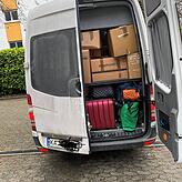 Gekauftes und Gespendetes wird im Transporter in die Heimat geschickt.