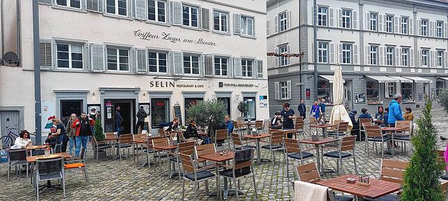 Das Selin im Schatten des Münsters. Treffpunkt für Touristen und Einheimische gleichermaßen.