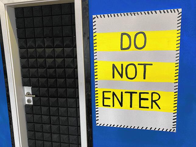 Warnschilder an den Escape Rooms im Match Area in Villingen sorgen für Atmosphäre.