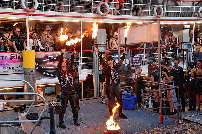 Bild 1: Willkommen an Bord! Diese Passagiere sind beim Torture Ship dabei