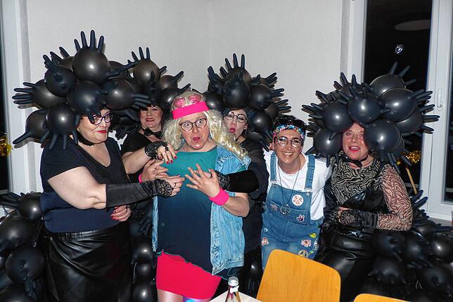 Bild 1: Wiiberfasnet 2025: Die besten Bilder der Hü-Ri-Frauen in Hürrlingen – Ein aufregendes Spektakel!