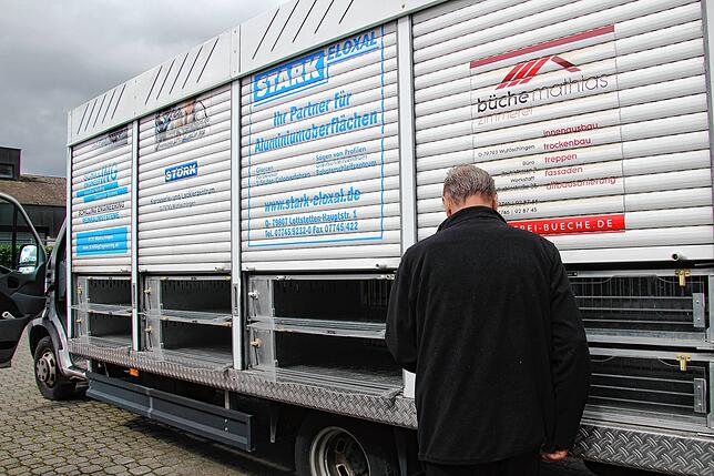 Der zweite Vorsitzende Gerth Schreiter zeigt das hochmoderne Transportfahrzeug für die Brieftauben. Damit werden die Tauben zum Startort ...