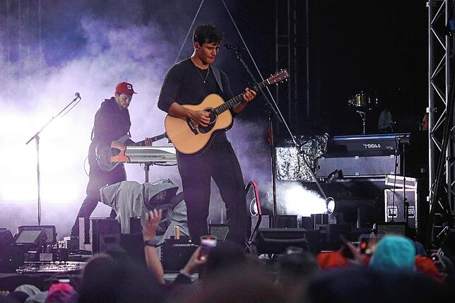 Bild 11: Wincent Weiss singt vor 4500 Besuchern im Regen