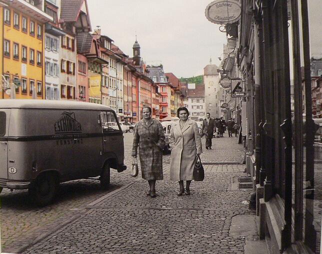 Zwei Damen in der Kaiserstraße“ Fotomontage 1958 und 2019 von Isaac Reeves. Bild: Rosemarie Tillessen