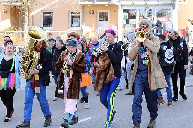 Bild 3: Dorffasnet in Kluftern: Bilder vom Umzug und vom Narrenbaumstellen