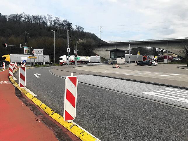 Auch am Waldshuter Zollübergang warten oft zahlreiche Lastwagen, um über die Grenze zu fahren.