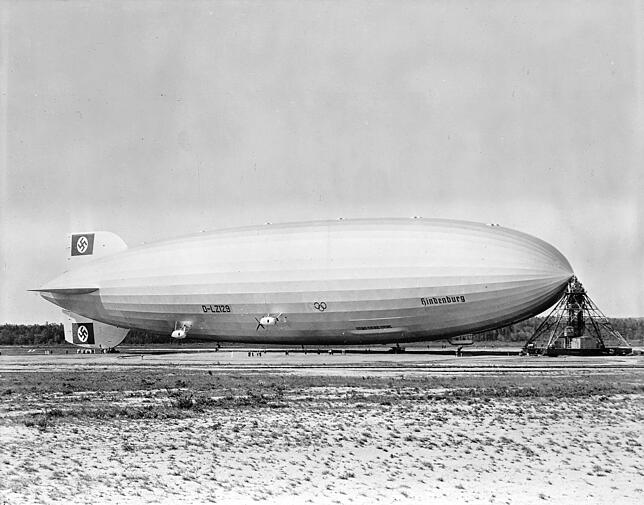 Luftschiff LZ-129 „Hindenburg“ bei einem Besuch in Lakehurst 1936. Das historische Luftschiff fuhr, da es leichter war als Luft.