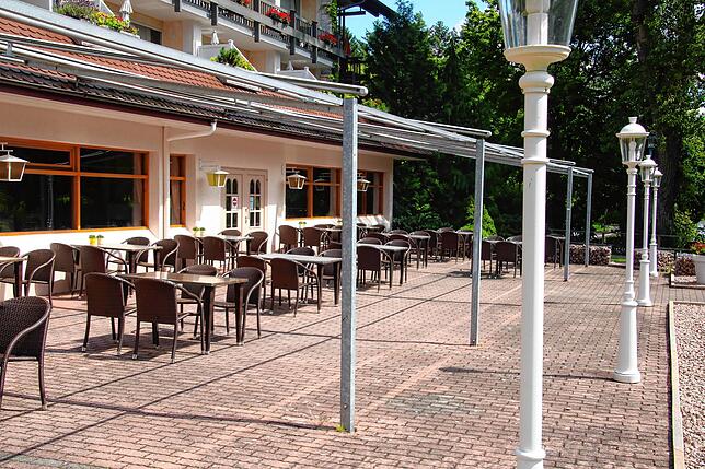 Blick auf die Terrasse des Hotels und Restaurants „Salinensee“ in Bad Dürrheim.