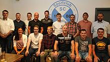 Der neu gewählter Vorstand und die Geehrten des SC BAT: (hinten , von links): Peter Molitor, Sebastian Knittel, Yannik Frey, Matthias ...
