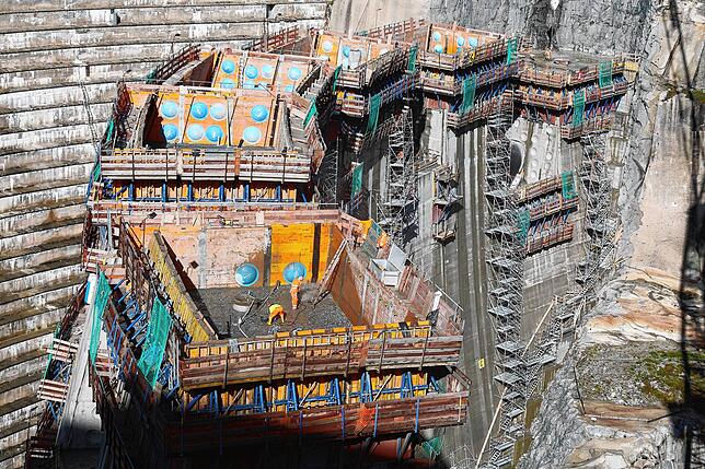 Der Bau der neuen, 113 Meter hohen Staumauer am Grimselsee.