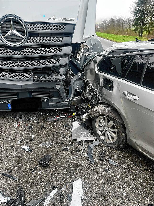 Der Sattelzug ist nach der Kollision nicht mehr fahrbereit und muss erst beiseite geräumt werden.
