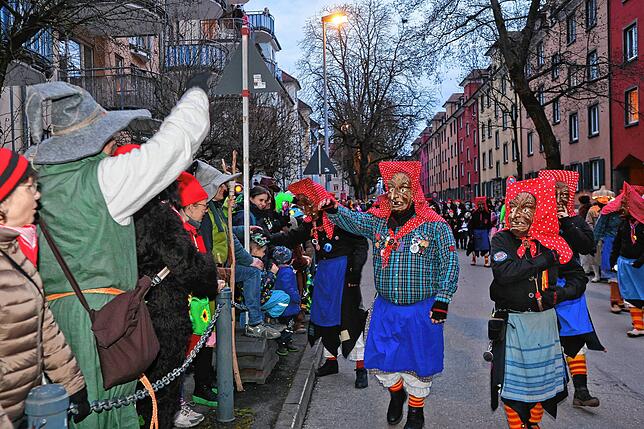 Bild 10: In Petershausen steht der Narrenbaum! Alle Fotos vom Freitagabend