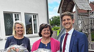 Birgit Schmon (Mitte), Bürgermeister Severin Rommeler und Stefanie Braun.