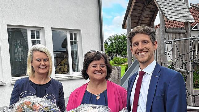Birgit Schmon (Mitte), Bürgermeister Severin Rommeler und Stefanie Braun.