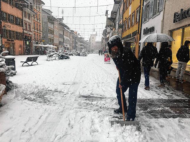 Wer muss wann Schnee schippen? Unser Archivbild entstand am 10. Dezember 2021 in der Kaiserstraße in Waldshut.
