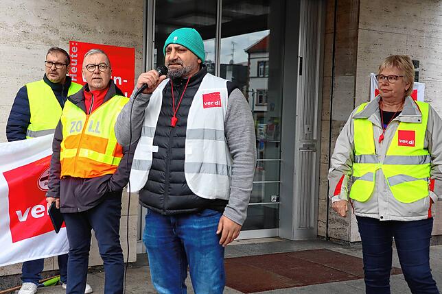 Ursula Hanser, Behrad Ghofrani und Andreas Gallus (von rechts) sprachen beim Warnstreik gestern vor dem Singener Rathaus über die ...