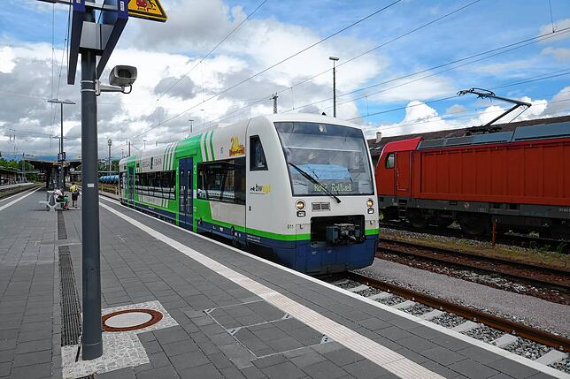 Während der Redesignmaßnahme ergänzen die grünen Regio-Shuttle-Züge der ehemaligen Breisgau-S-Bahn das Ringzugangbot in der Region ...