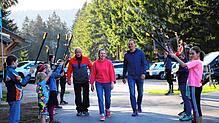 Die Spitzenbiathletin Janina Hettich-Walz geht gemeinsam mit ihren Heim-Trainern Günter Faller (links) und Steffen Hauswald strahlend ...