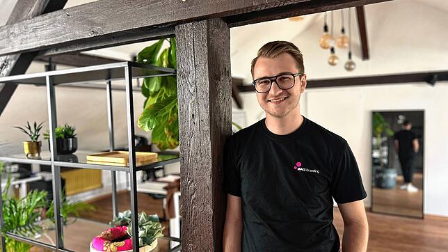 Der 23-Jährige Noa Hönig hat auf dem Weg zur eigenen Digitalagentur einige Umwege genommen. „Dieses Ausprobieren war total wichtig“, ...