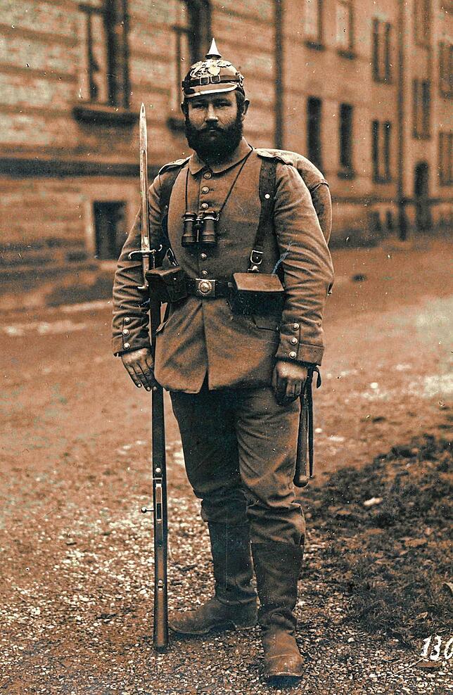 Landsturmmann Albert Kuhne vom Landsturm-Regiment 109 mit Vollbart 1902/03 in der Kaserne in Müllheim.