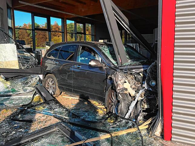 Ein Auto schleuderte nach einem Unfall durch die Schaufensterscheibe in ein Gottmadinger Fliesengeschäft.