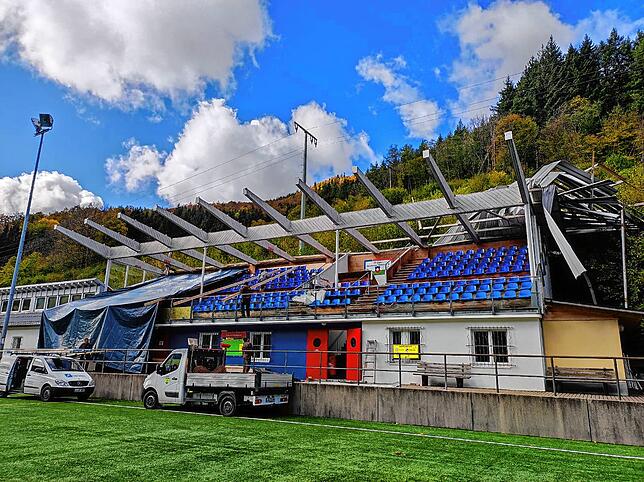 21. Oktober 2021: Komplett zerstört wurde das Dach der Tribüne des SV Todtnau. Am Mittag begannen bereits die Reparaturen.